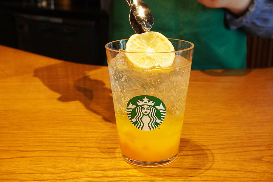 強炭酸とマンゴーの果肉、シトラスシロップのハーモニーが暑さを吹き飛ばしてくれる「チラックスソーダ マンゴー」
