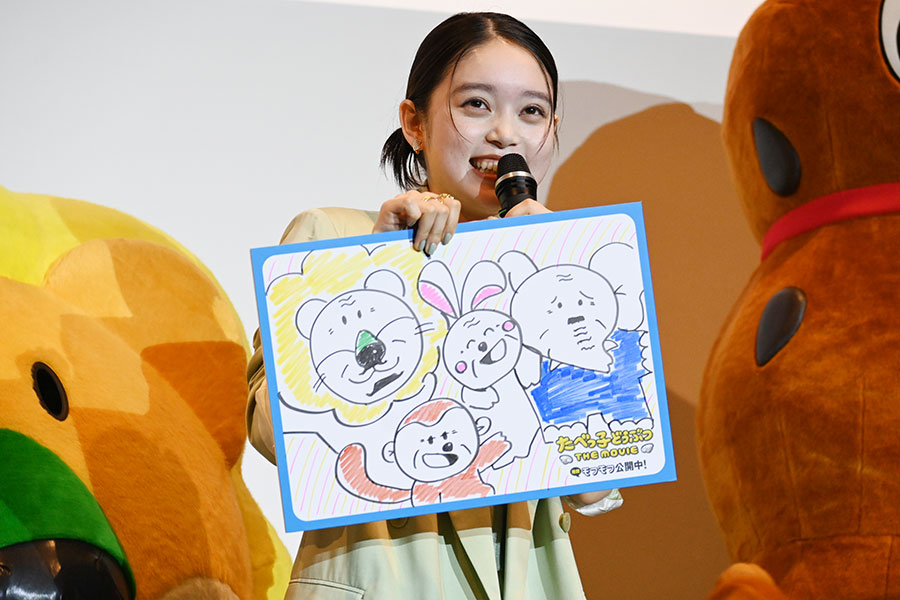 「25年後の未来のお菓子」で髙石は「シニアっ子どうぶつ」のフリップを披露(5月10日・大阪市内)