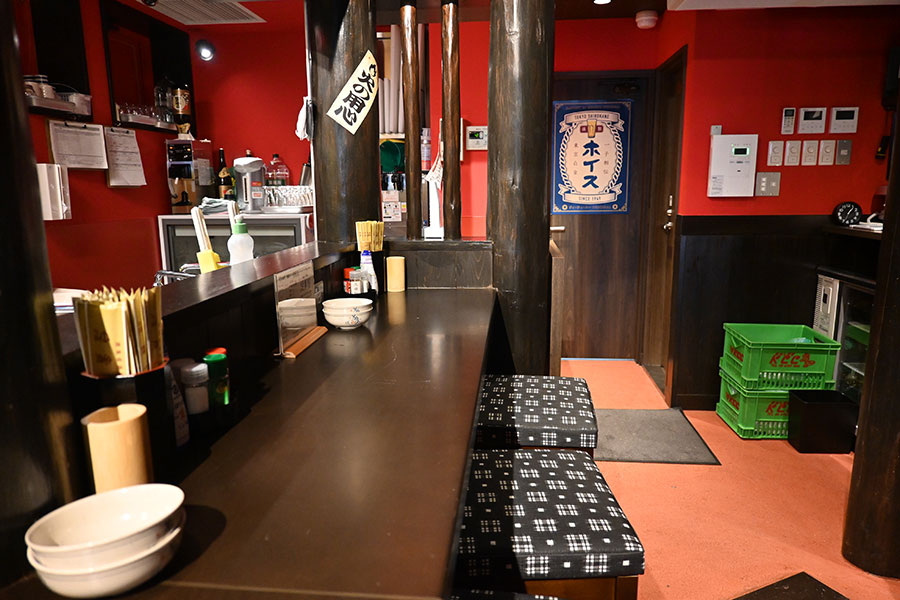 「鳥貴族1号店 俊徳店」(大阪府東大阪市)の店内。1985年当時とほぼ同じ作りを再現したという