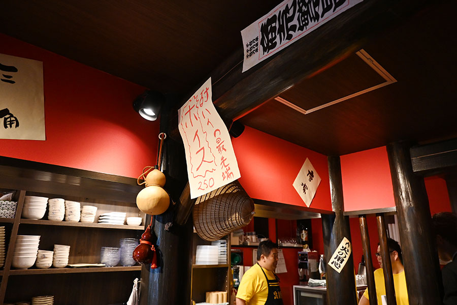 「鳥貴族1号店 俊徳店」(大阪府東大阪市)の店内ポップは、大倉社長の手描き