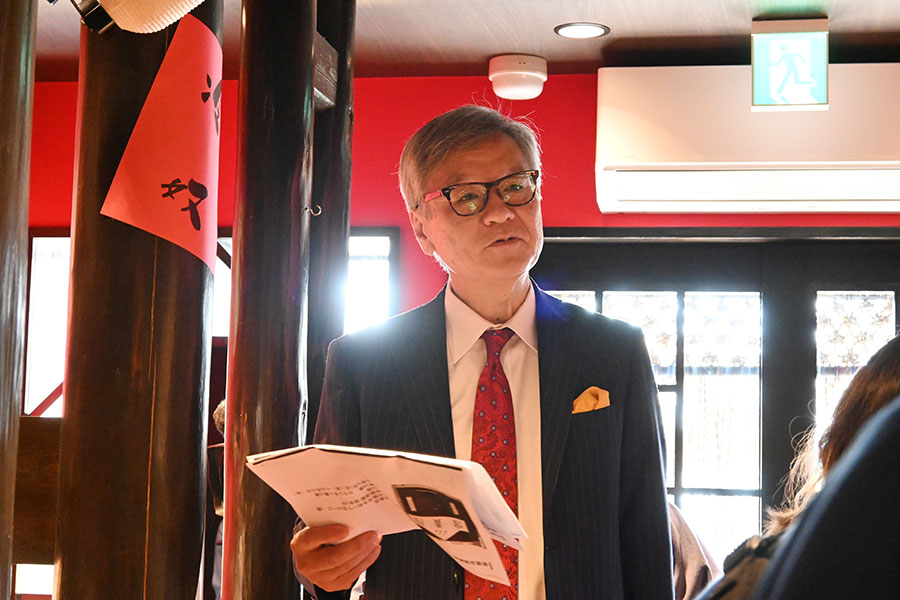 「鳥貴族1号店 俊徳店」(大阪府東大阪市)について自ら説明する大倉忠司社長(5月1日)