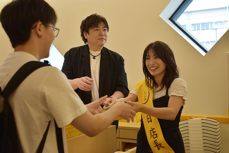 「みるく饅頭月化粧」の15周年イベントにて、一日店長として商品を手渡しするmiwa(阪南市・5月21日)