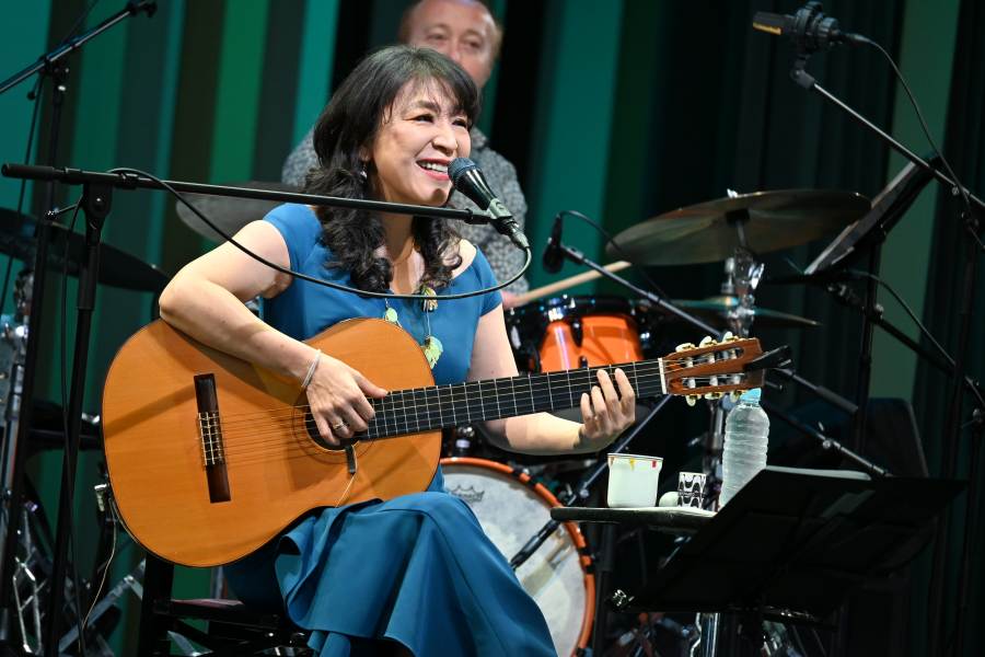 ナショナルデーホールの式典に登場・小野リサ(大阪・関西万博:6月20日)