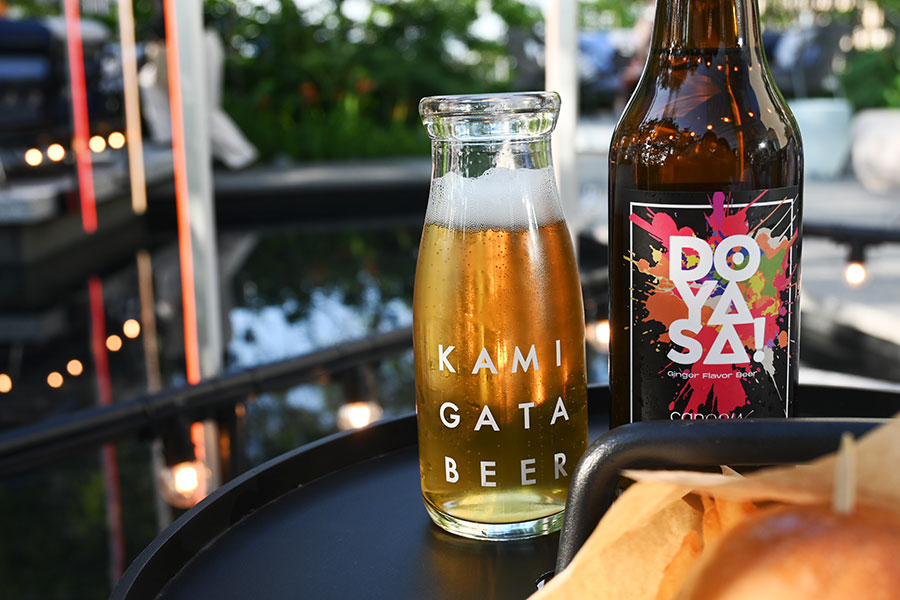 「上方ビール」とコラボした限定クラフトビール「DOYASA!」(2300円)。熟成された味わいなら瓶、フレッシュに味わいたいならグラスに注ぎたての生ビールで