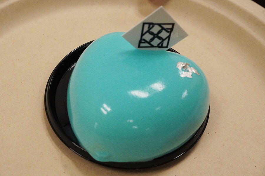 東京・日比谷のパティスリー「THE BLUE」の「THE BLUE 〜Vanilla,Cassis〜」(886円)