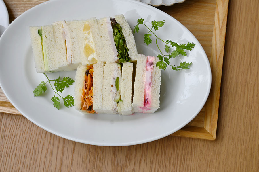 京都らしさのある食材を組み合わせた7色のサンド。しば漬けなどの変わり種がある一方、塩ときゅうりのみのシンプルなサンドイッチも