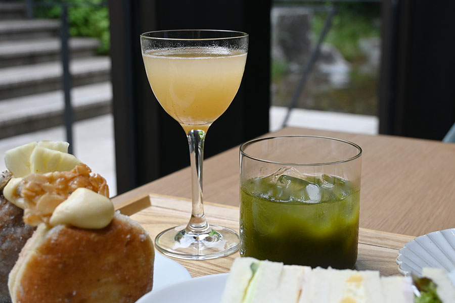ペアリングティーは2種類。写真右は、抹茶の苦みにフルーティーさマッチした「抹茶とパッションフルーツ」。写真左は、飲み心地爽やかな「ジャスミンと洋梨」