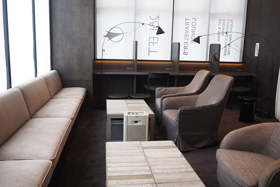 「28LEFT TRAVELER’S LOUNGE」内装には、デニムの繊維くず、再生ガラスなどの素材が使われ、無駄をそぎ落としたシックな空間。バースペースでは飲食も◎