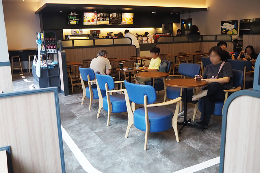 1階「タリーズコーヒー ANAスカイコネクトなんば店」、ANAをイメージしたブルーを取り入れた家具、滑走路に見立てた床面デザインに注目