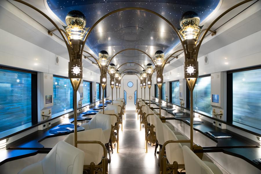 2号車の「SORAFUNE」は、未来への「夢」をコンセプトに、宇宙船をイメージした白を基調としたデザインに。座席は窓に向かったカウンター席になっている