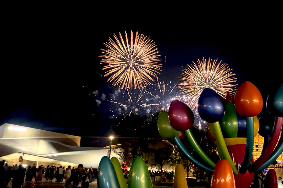 東ゲート付近からの花火(5月31日/大阪・関西万博)撮影:Lmaga.jp編集部