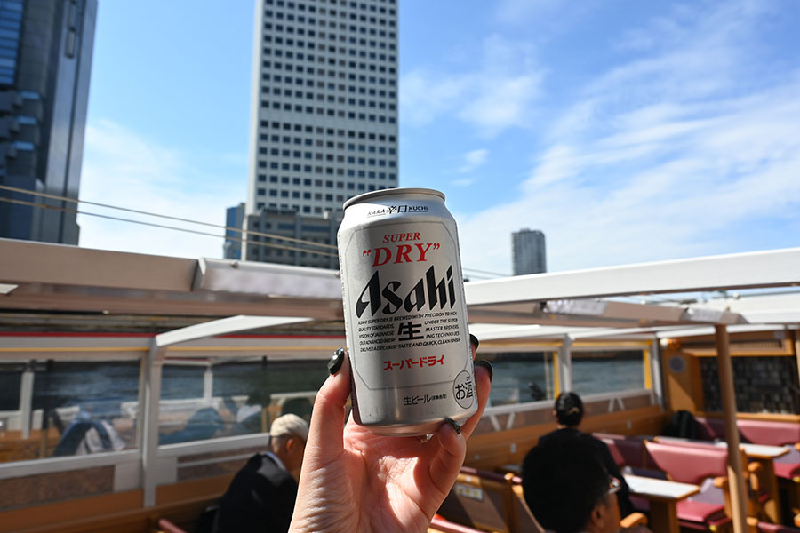 船内ではアルコールも購入できる(ビールは400円)