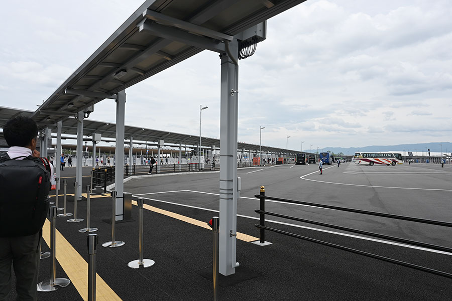 シャトルバスに乗り込み、西ゲート近くで下車。万博会場に到着!