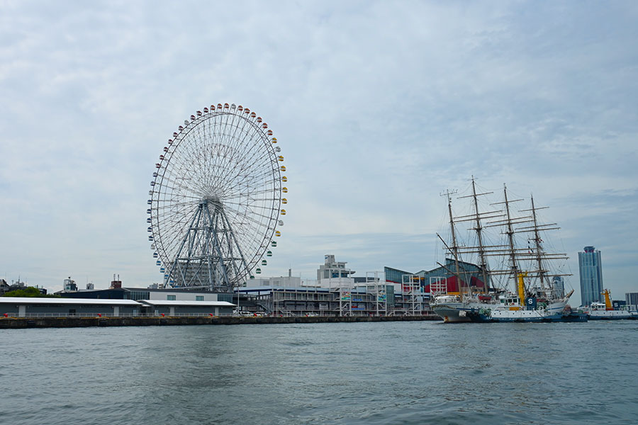 海遊館や天保山大観覧車。この日はイベントのため「日本丸」が
