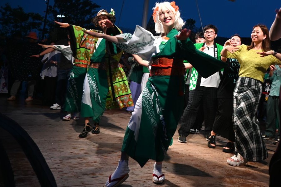 ダンサーたちが切れよく踊って「アイリッシュ盆踊り」の振付をレクチャー(6月14日大阪・関西万博)