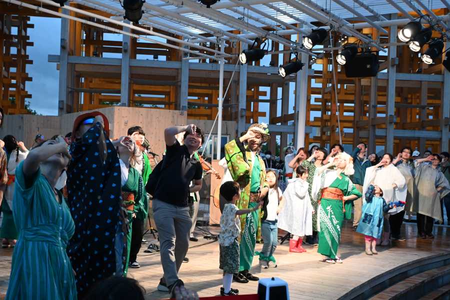 「アイリッシュ盆踊り」に続々参加者
が増えていく(6月14日大阪・関西万博)