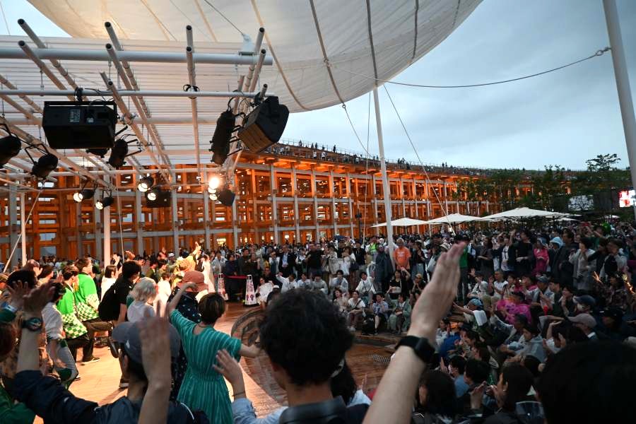 「アイリッシュ盆踊り」に続々参加者
が増えていく(6月14日大阪・関西万博)