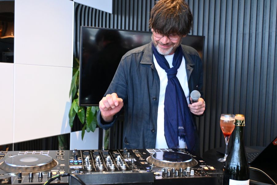 リラックスした雰囲気でDJを披露するアレックス(6月14日大阪・関西万博 撮影:Lmaga.jp編集部)