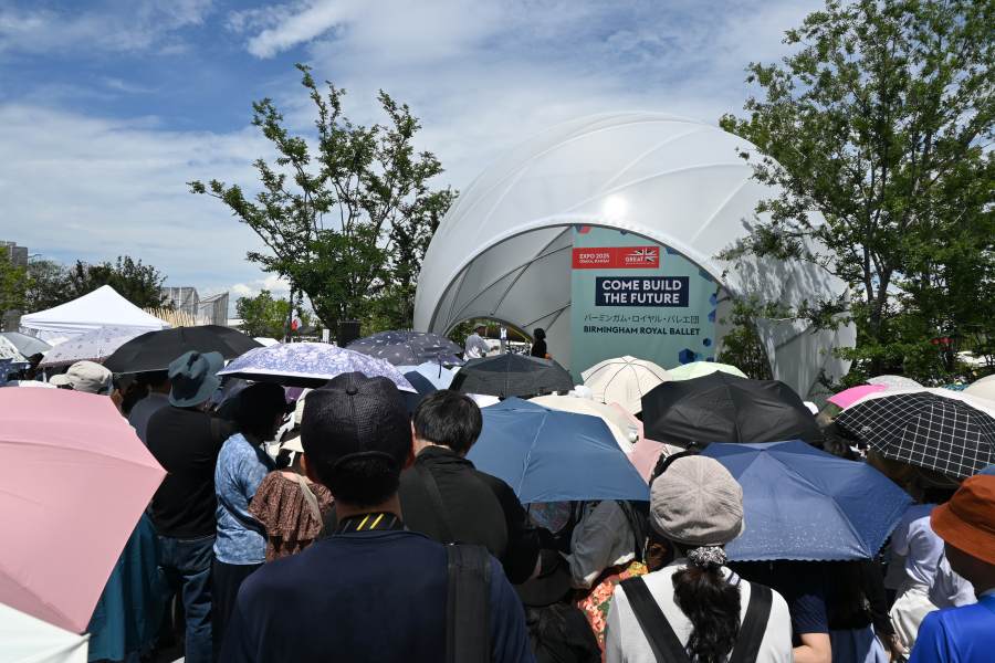 はじまるずいぶん前からステージが見えないほどの人人人(6月25日/大阪・関西万博)