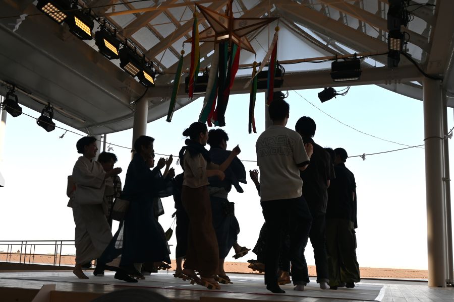 ポップアップステージ南で岐阜県の「拝殿踊り」を歌い踊る来場者たち(6月5日/大阪・関西万博 撮影:Lmaga.jp編集部)
