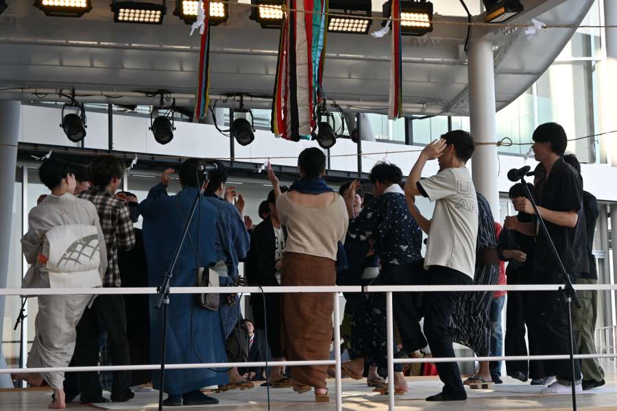 ポップアップステージ南で岐阜県の「拝殿踊り」を歌い踊る来場者たち(6月5日/大阪・関西万博 撮影:Lmaga.jp編集部)