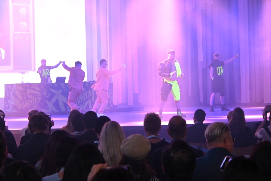 コスプレで来場したファンをステージにあげて一緒に踊るカーリヤとハーリヤ(6月12日大阪・関西万博)
