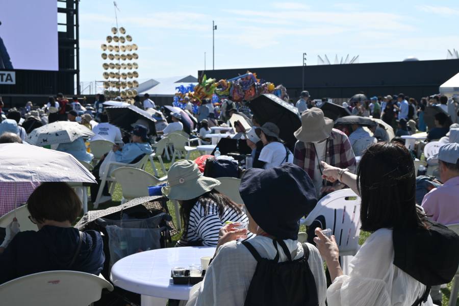 竿灯やステージを見ながらグルメを楽しむ来場者(6月13日大阪・関西万博)