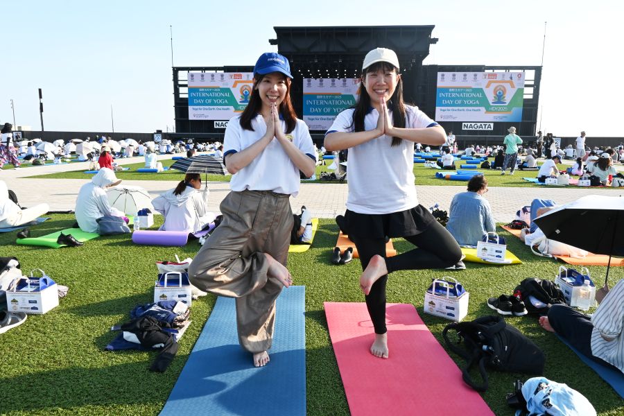 青空をバックにポーズ(大阪・関西万博:6月20日)
