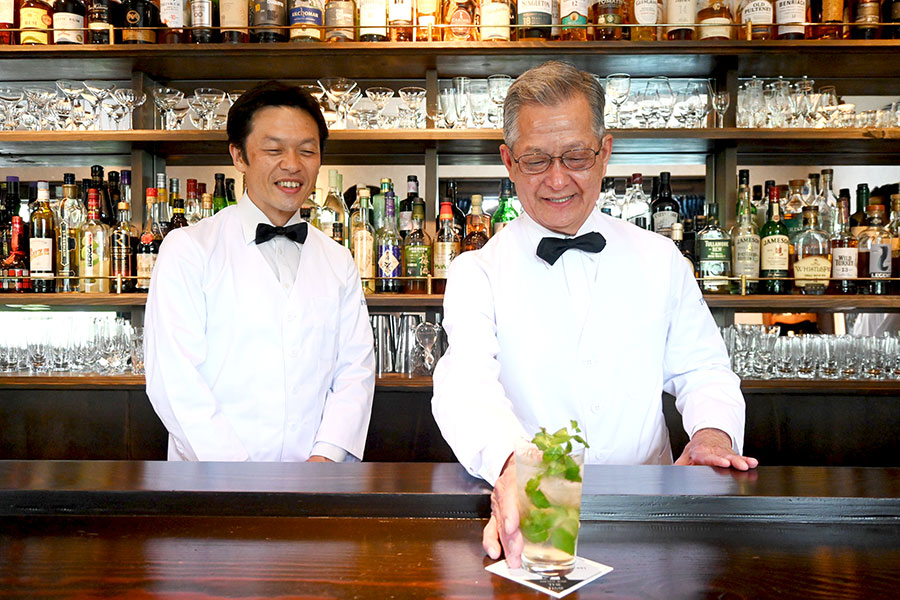 「BAR THE TIME」を引き継いだ森崎和哉さん(左)と、マスターの宇座忠男さん。宮モヒートも継承されている