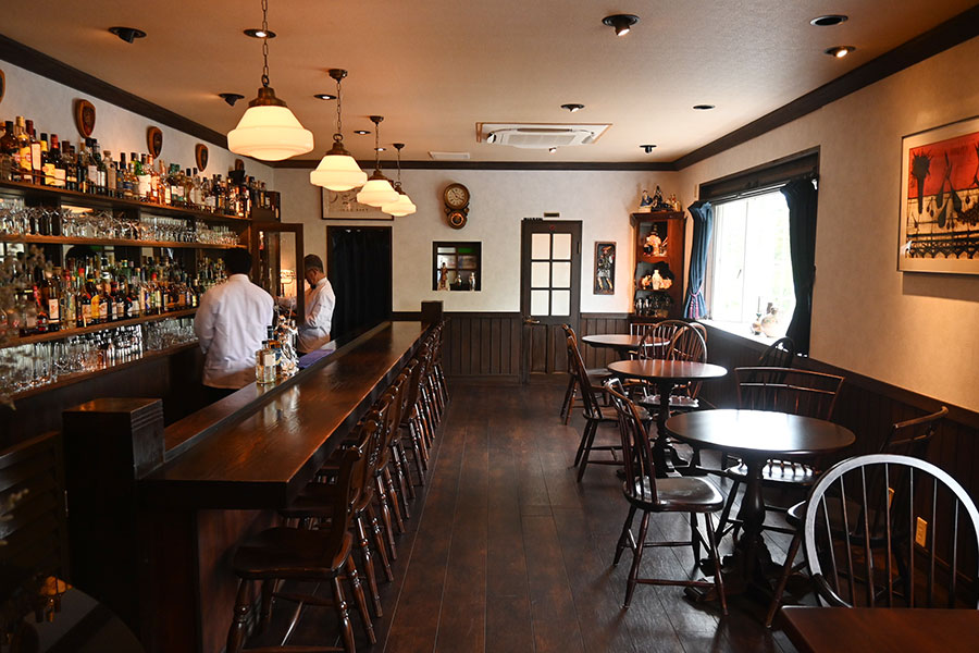テーブル席もある「BAR THE TIME」の店内