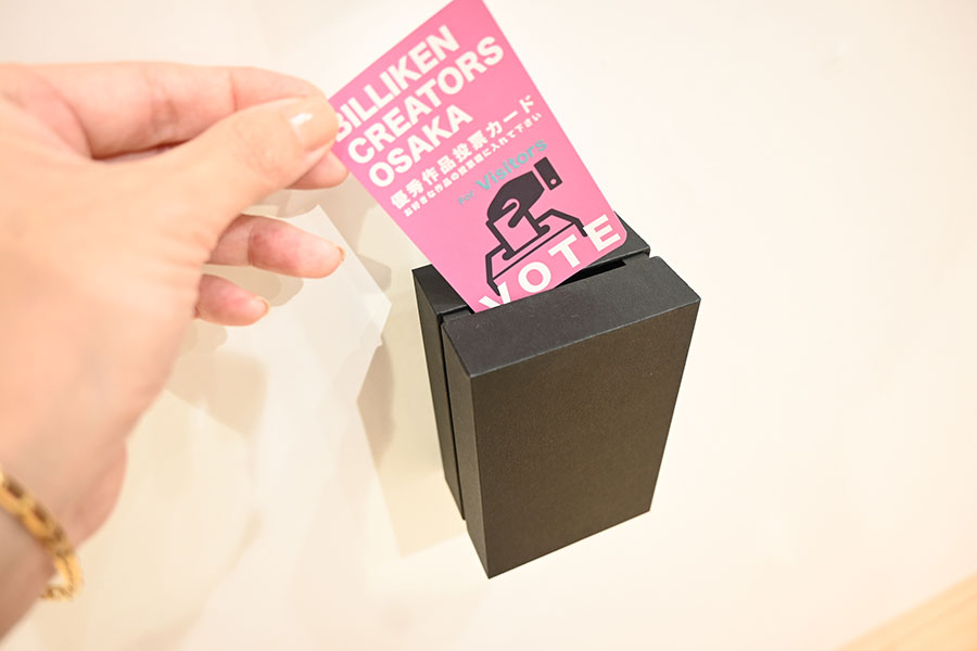 「BILLIKEN CREATORS OSAKA」より、入口で投票カード2枚をもらい好きな作品へ…