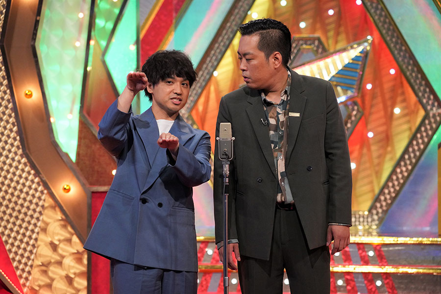 優勝したエバース。左から佐々木隆史、町田和樹(C)ABCテレビ