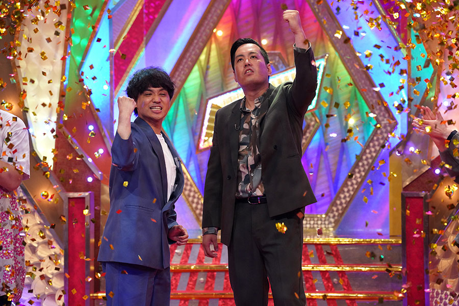 優勝したエバース。左から佐々木隆史、町田和樹(C)ABCテレビ