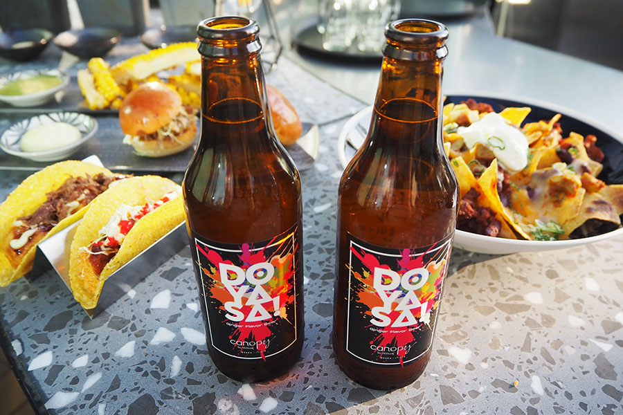 ホテルオリジナルのクラフトビール「DOYASA!」(2300円)は、大阪ゆかりの紅生姜をイメージ。ベルギー伝統のセゾンビールに、生姜たっぷりのピリッとした味わい