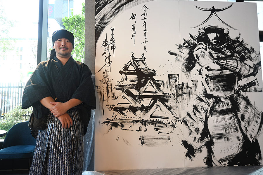 「キャプション by Hyatt なんば大阪」開業1周年記念イベントに登場した墨絵アーティスト・御歌頭氏(6月12日)