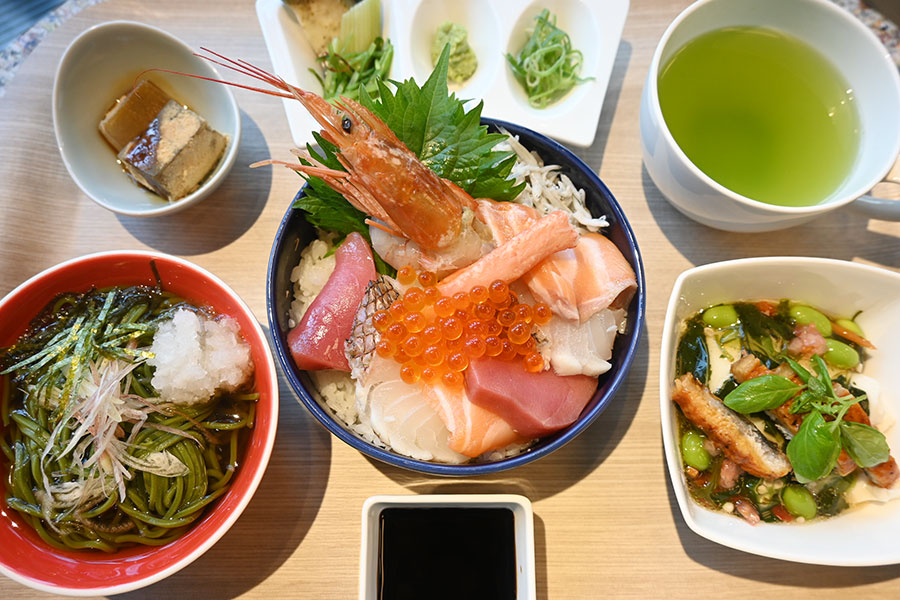 旬の魚が何種類も入った海鮮丼や、飲み干してしまうすっきり出汁の抹茶そば、このために作られたオリジナル玄米緑茶など、こだわりが詰まったランチセット(1500円)