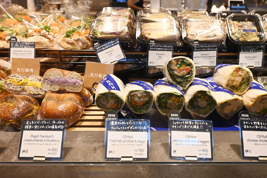 「THE CITY BAKERY 淀屋橋ステーションワン」には多彩なサンドイッチが並ぶ