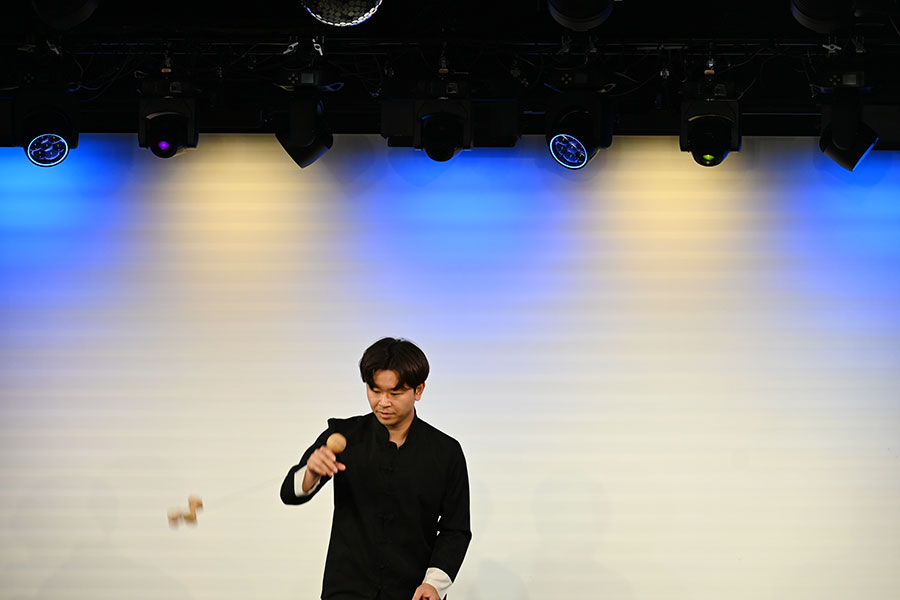 『原田フニャオ曲芸単独ライブ in 大阪』での原田フニャオ(6月21日・大阪市内)