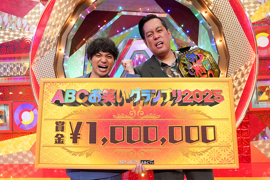 優勝後の会見に登場したエバース。左から佐々木隆史、町田和樹(C)ABCテレビ
