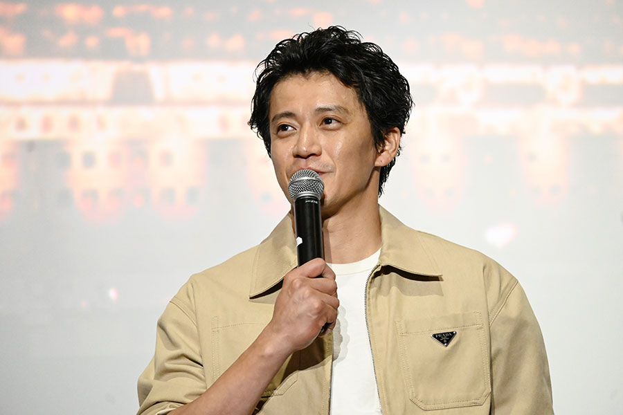 映画『フロントライン』の舞台挨拶に登壇した小栗旬(6月28日・大阪市内)