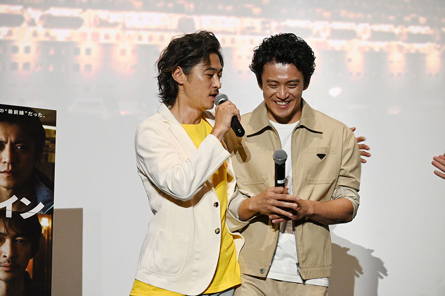 小栗旬に「今回窪塚洋介と仕事ができてとてもうれしかったです」と言われ、「俺もだよ!」と肩を組む窪塚洋介(6月28日・大阪市内)