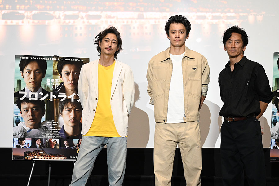 映画『フロントライン』の舞台挨拶に登壇した(左から)窪塚洋介、小栗旬、増本淳プロデューサー(6月28日・大阪市内)