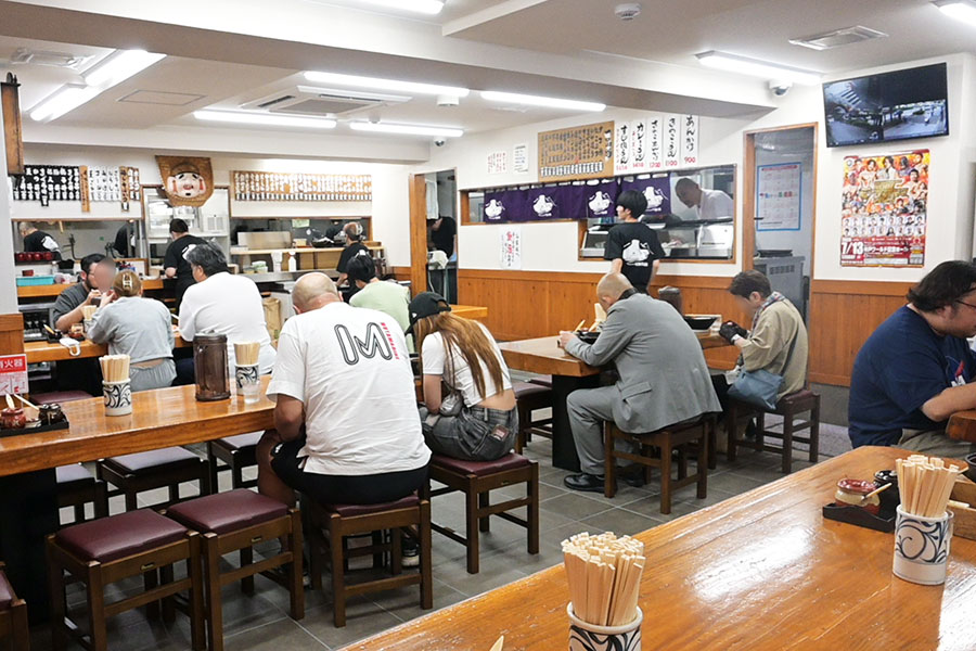 「谷町ふる里」内観。14時頃もお客でいっぱい