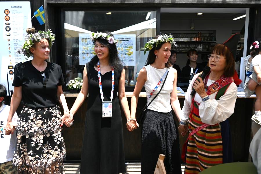 輪になってください、と呼びかけられ徐々に大きな輪ができた(大阪・関西万博:6月20日)