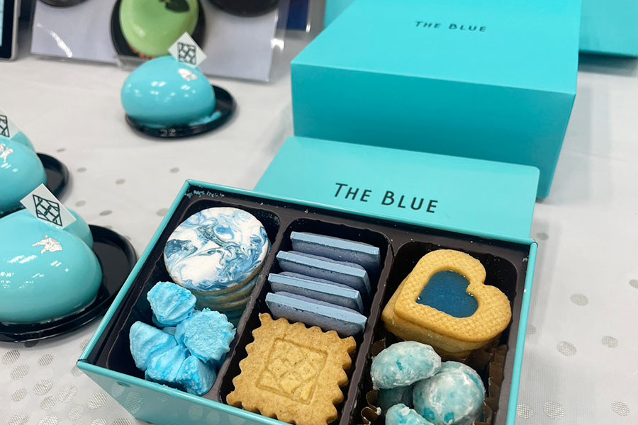 「THE BLUE 」の淡いブルーのパッケージも美しい