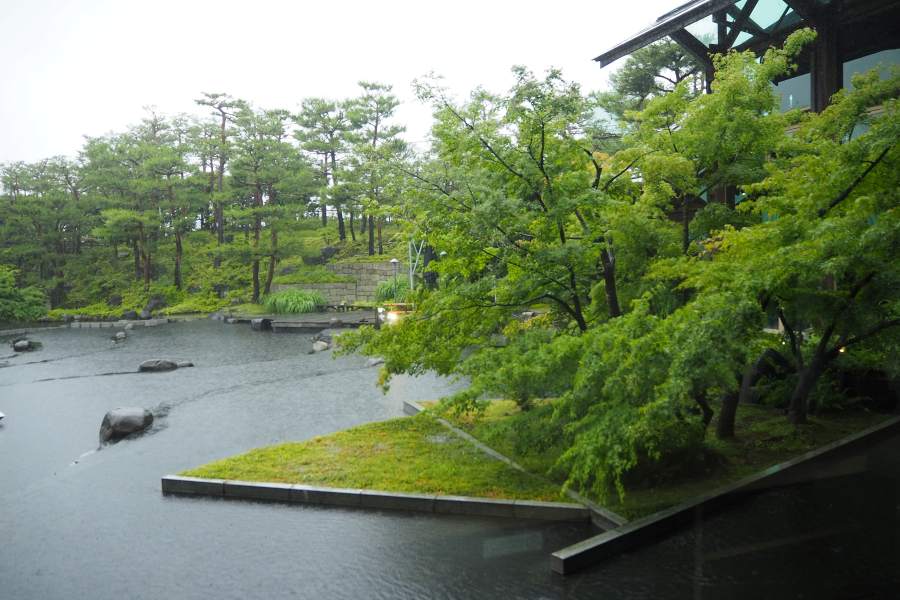 た、この店内からの奥行きのある風景は、天気や席によっていろんな見え方になるのが魅力。「ボタニカルレストラン ボタニカジヤ」の前に広がる美しい池泉回遊式庭園「朱雀の庭」(入園は有料)