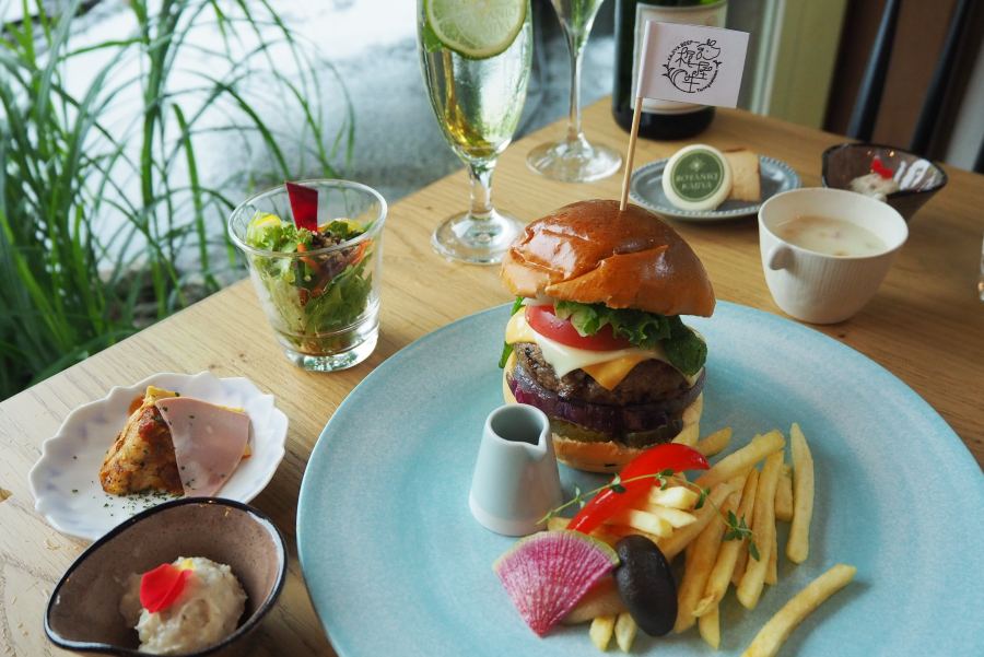 「ボタニカルレストラン ボタニカジヤ」ランチ・スペシャルセット「梶屋牛チーズバーガー」(2300円)京都の老舗ベーカリー「進々堂」のバンズに、万願寺とうがらしなどの京野菜と「梶屋牛」100%パテをサンド