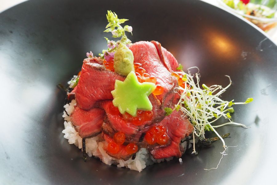「ボタニカルレストラン ボタニカジヤ」ランチ・スペシャルセット「梶屋牛ひつまぶし」(2300円)京都・祇園「八代目儀兵衛」の厳選米&ローストビーフ。湯葉あんをかけて和風に味変できる