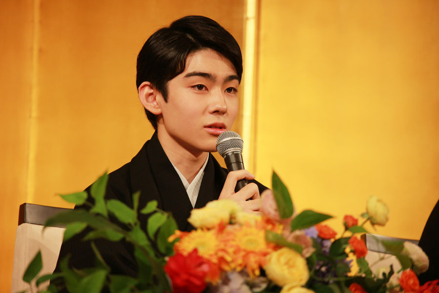 凜とした表情で取材に応じる八代目市川染五郎(2018年撮影)