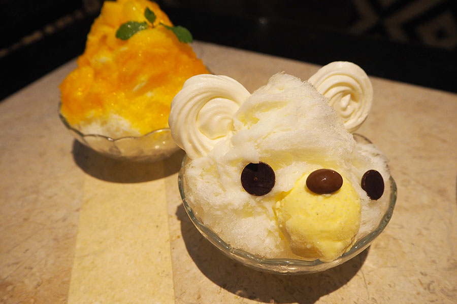 1人1皿のかき氷。クマの顔のメレンゲ&練乳氷は通期、果肉や自家製ソースのフルーツ氷は6月はマンゴー、7月はメロン、8月は桃